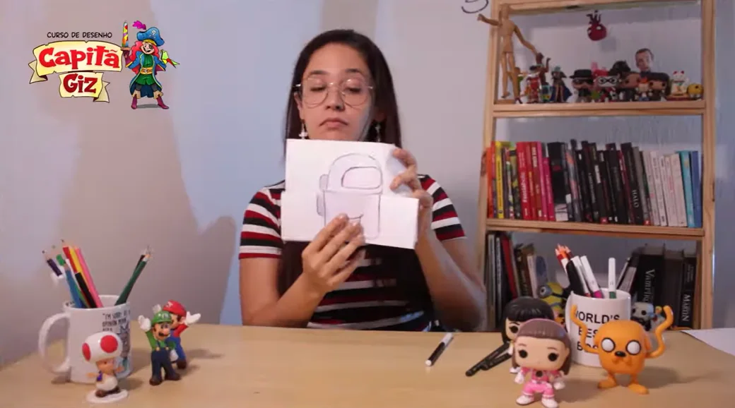Aula do curso: a professora mostra, passo a passo, o desenho de um personagem